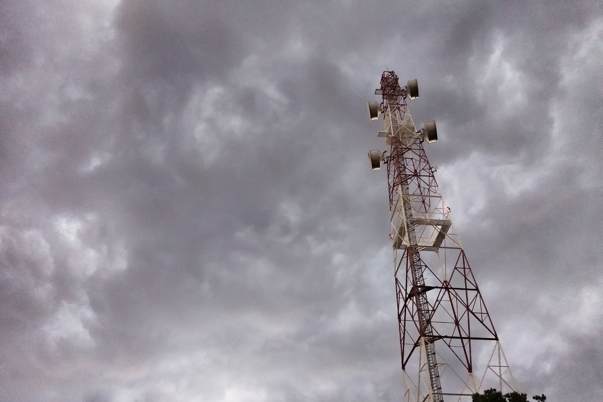 Antenne de téléphonie mobile en pleine tempête