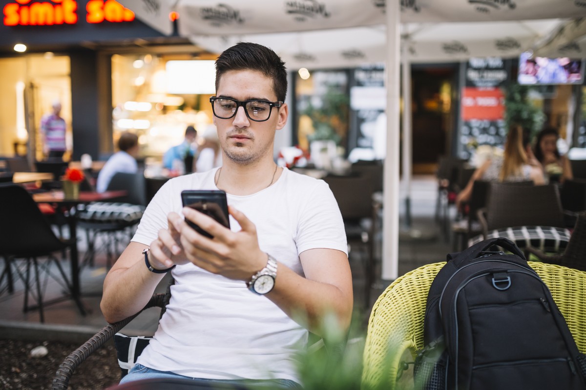 Homme utilise la 5G grâce à Free