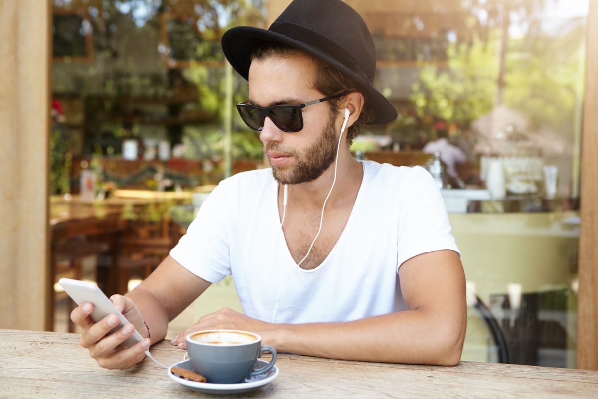 homme-smartphone-cafe-terrasse