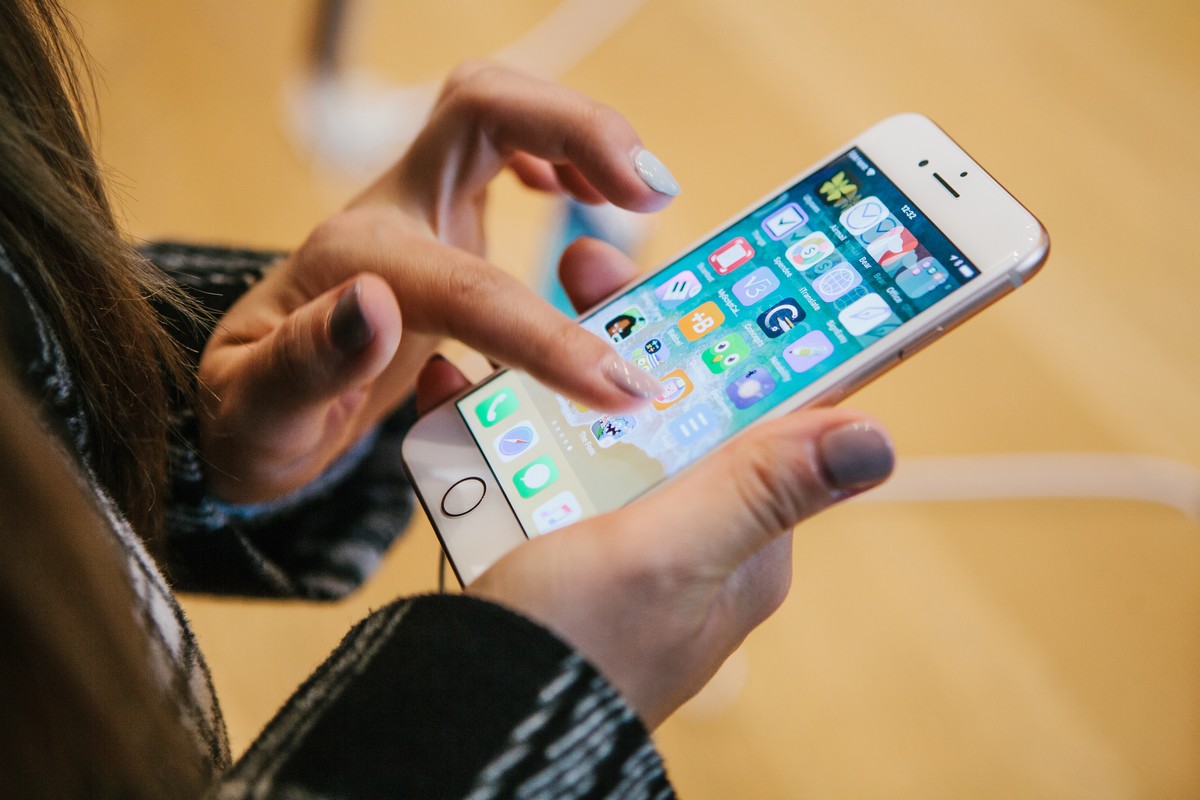 Un homme tient son iPhone à la main