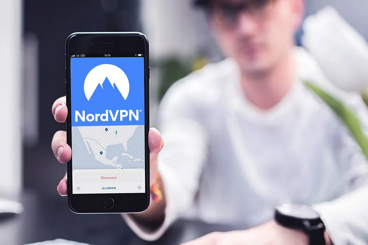 Homme montre son écran de smartphone avec NordVPN