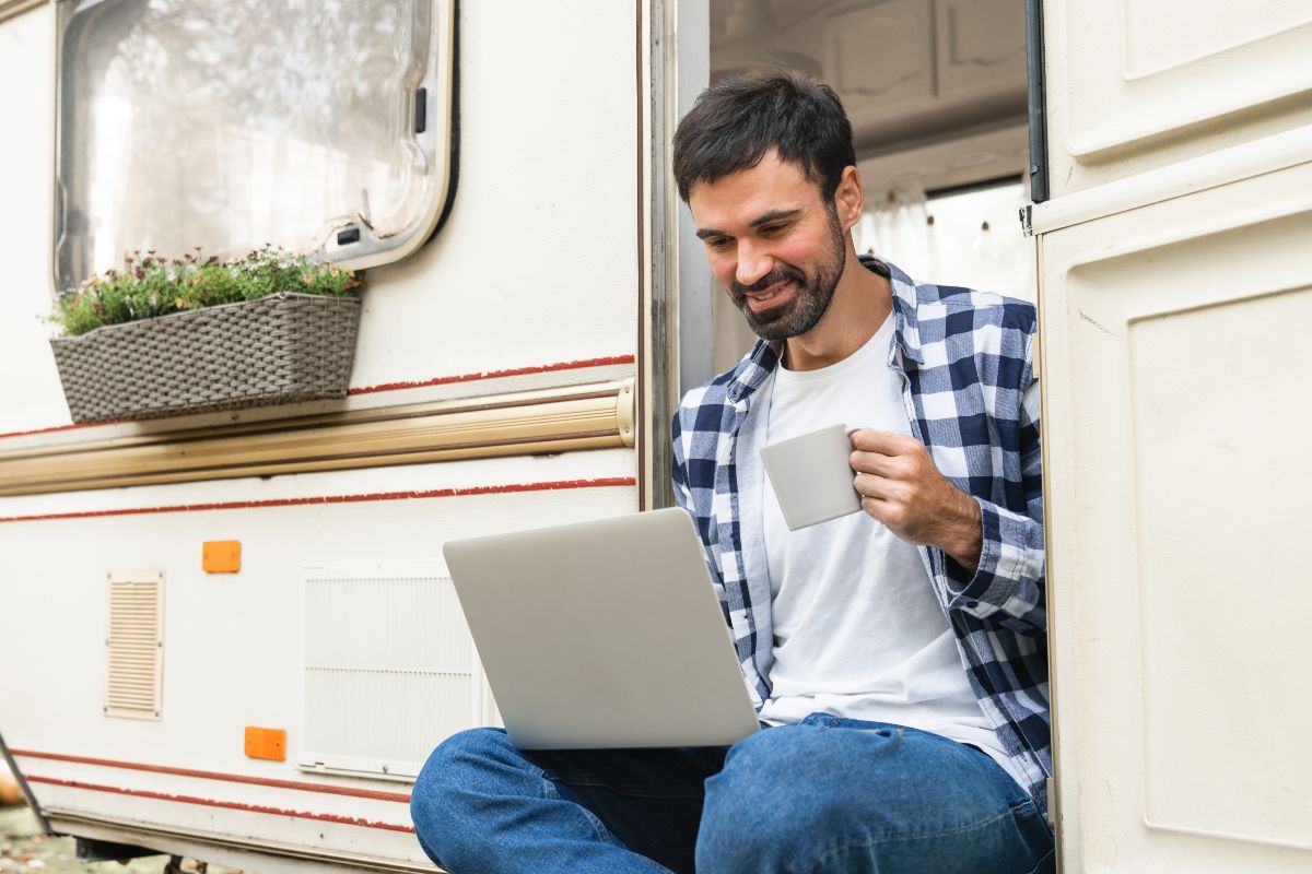 Un homme se connecte à internet sur son ordinateur portable