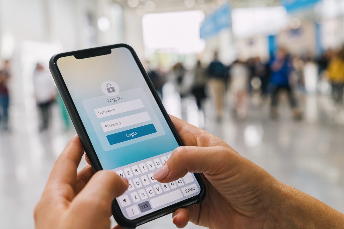 un téléphone en cours d'utilisation pour remplir un mot de passe