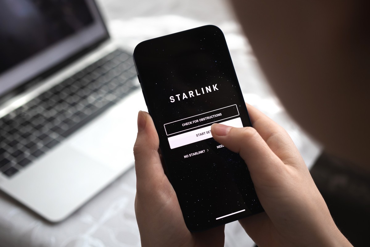 Un smartphone connecté à Starlink, l'opérateur satellite d'Elon Musk